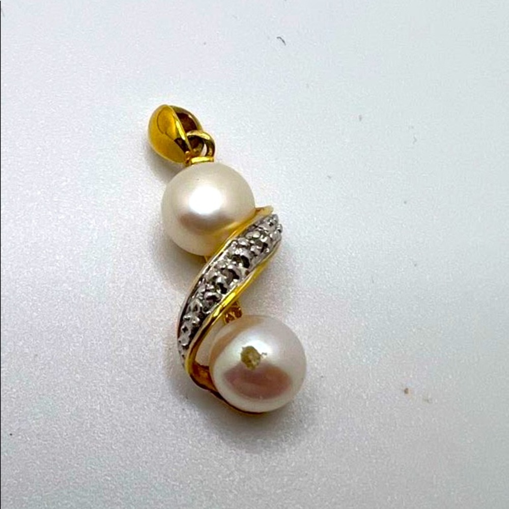 Classic Vintage Gold 1/40kt pearl and silver detail pendant